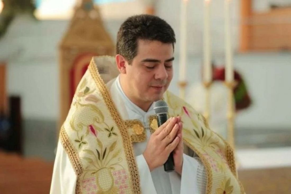 Padre Robson Volta A Celebrar Missas Em Trindade Via Podergoias